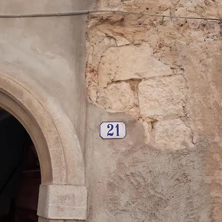 Al Cavour 21 * Campiglia Marittima